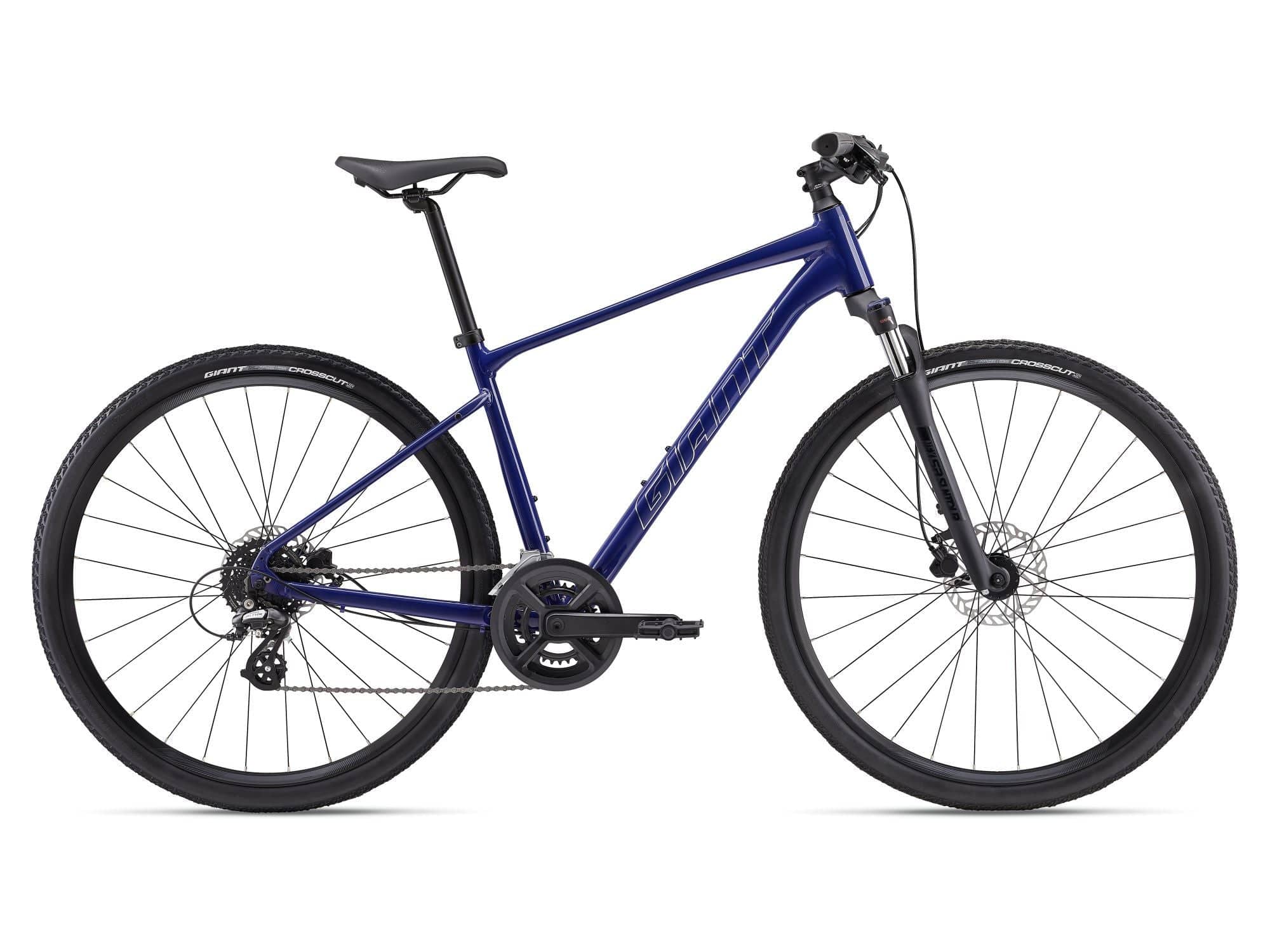 Giant Roam Disc 3 hybrid bike with unisex XL frame, Shimano Altus gearing, disc brakes, and a sleek black design.
