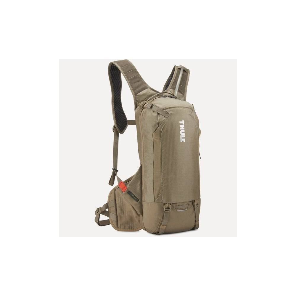 Thule Rail hydration backpack with CE certified spine protector and 2.5L reservoir, designed for outdoor activities and cycling.