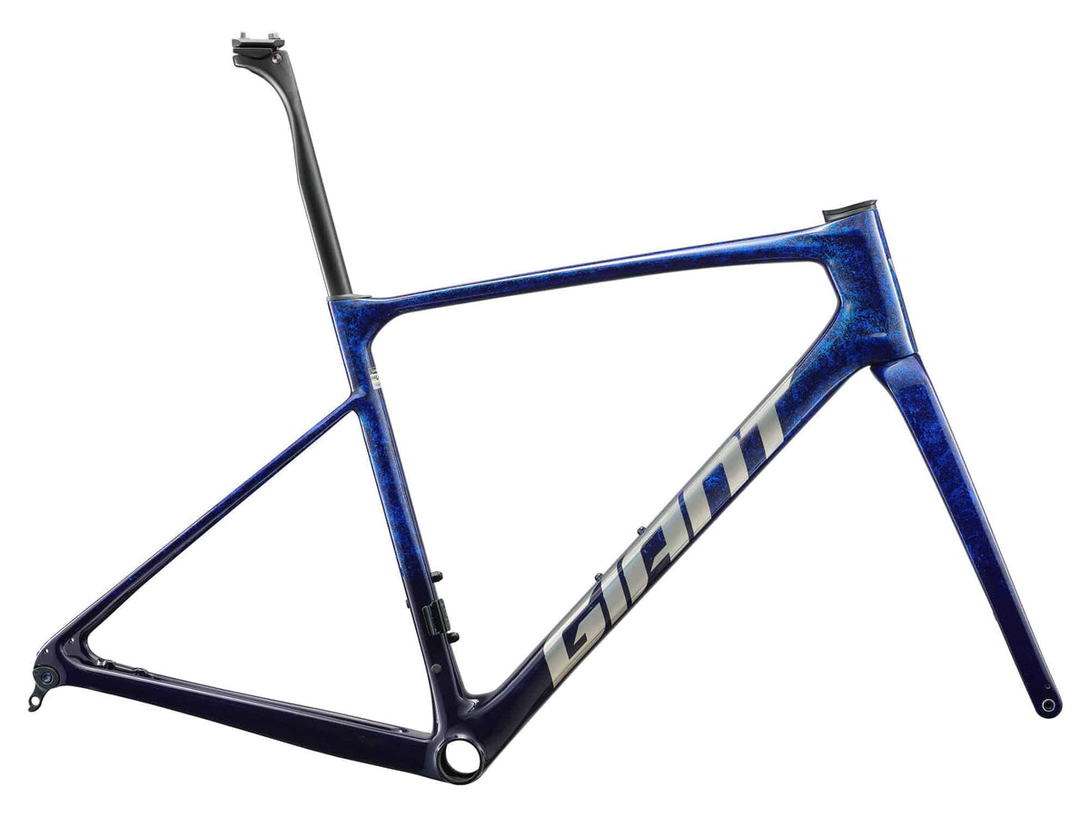 Giant Defy Advanced SL carbon frameset for 2026 endurance road bike, lightweight and aerodynamic bike component.