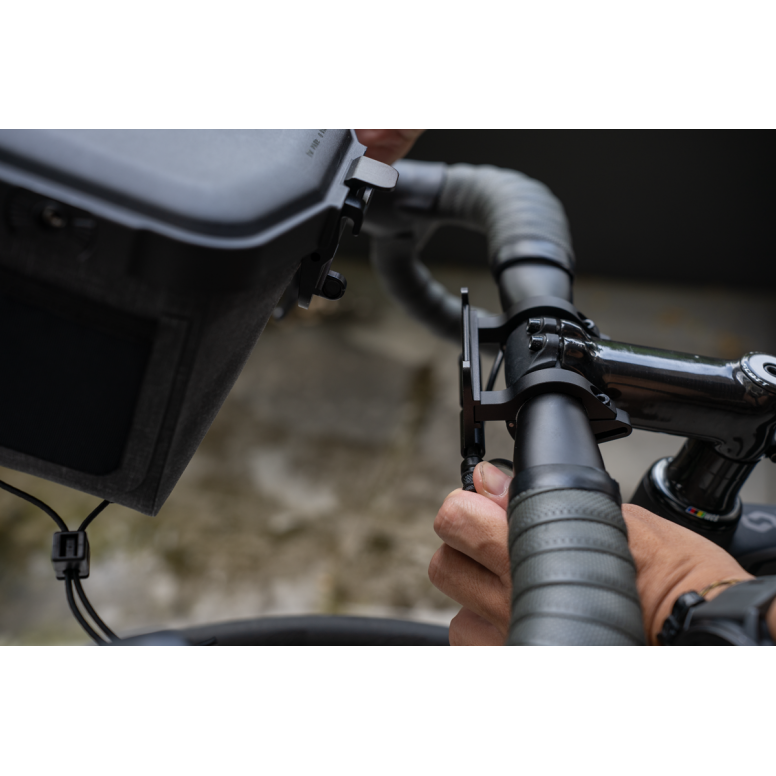 Topeak Elementa Dry Bag weatherproof handlebar bag with multi-mount adaptor for cycle computers and cameras on bike handlebars