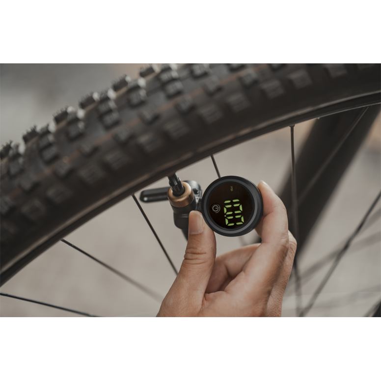 Topeak Shuttle Gauge Digital 2.0 tire pressure gauge showing pressure reading, compatible with Presta and Schrader valves.