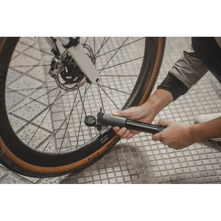 Topeak Shuttle Gauge Digital 2.0 bike tire pressure gauge showing pressure reading, compatible with Presta and Schrader valves.