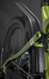 Merida long mudguard fender for MTB bikes with fixing hardware, compatible with carbon and aluminum frames, mounted on a bike.