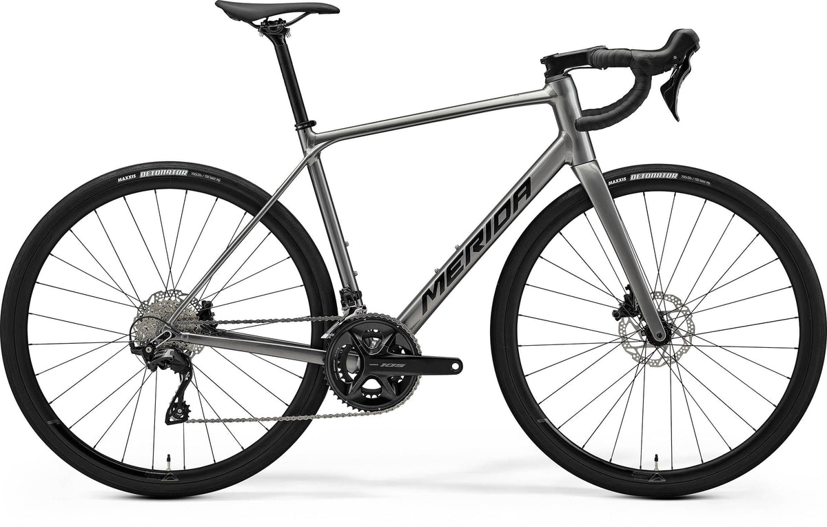 Merida Scultura Endurance 400 MY26 road bike with lightweight frame, drop handlebars, and sleek design for comfortable endurance riding