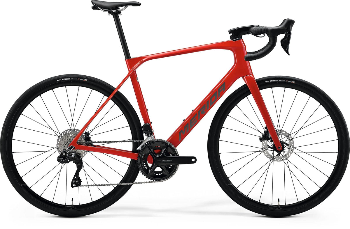 Merida Scultura Endurance 6000 MY26 road bike with Shimano 105 Di2 electronic shifting and hydraulic disc brakes, sleek frame design.