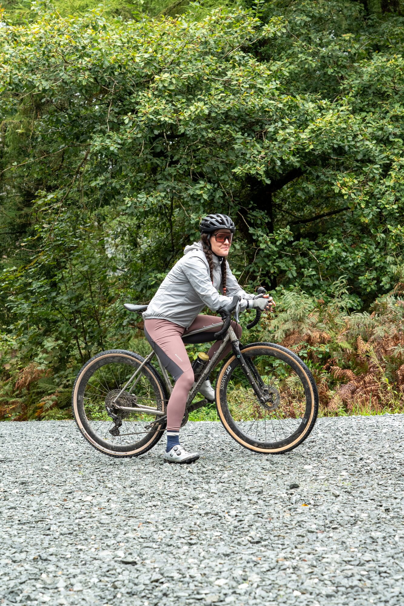 Madison Roam DWR women's cycling leggings with reflective inserts and zipped pocket, shown in a close-up view of the black leggings.