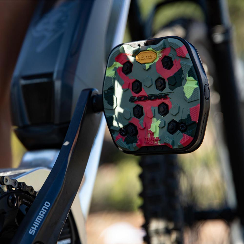 Look Trail Grip Flat Pedals with Vibram Activ Grip technology for mountain biking, showing textured pedal surface and branding details.
