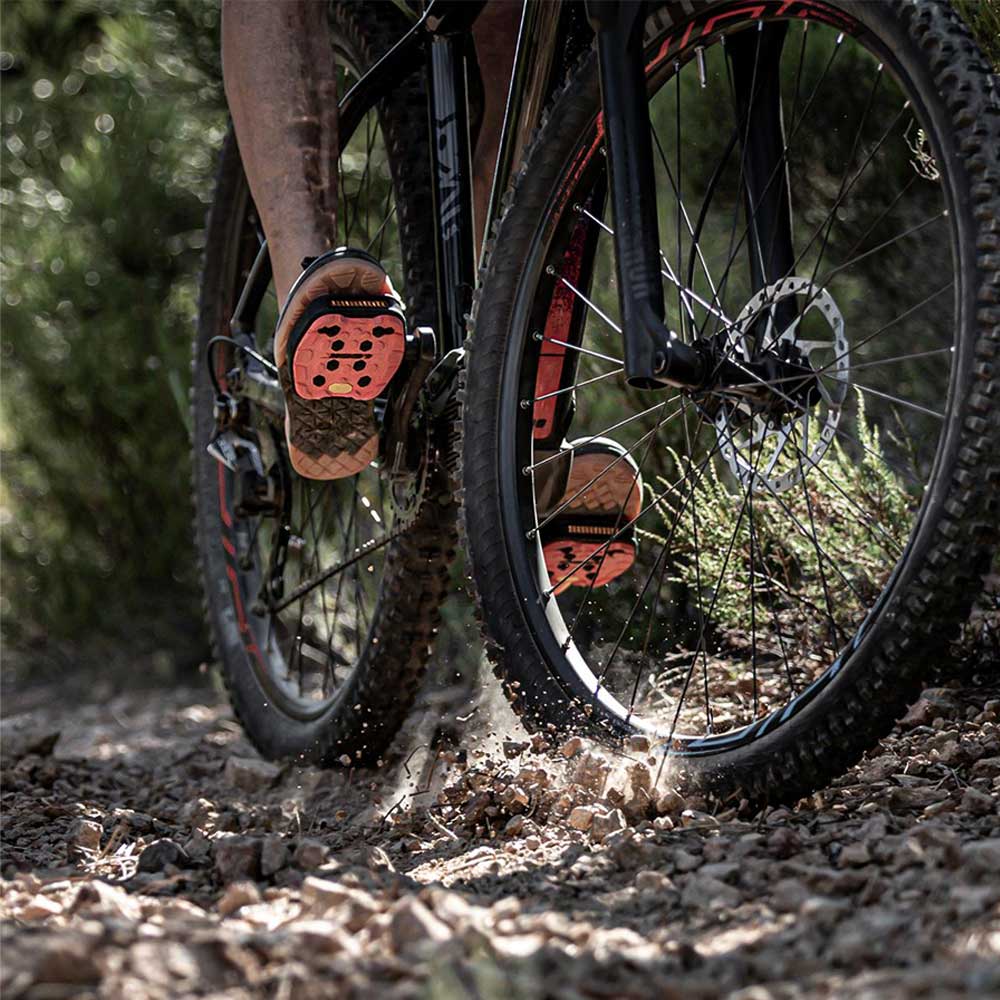 Look Trail Grip flat MTB pedals with Vibram Activ Grip technology, featuring durable components and textured pedal surface.