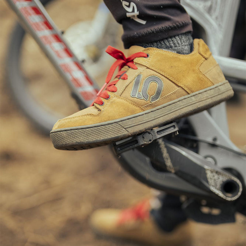 Look Trail Roc Plus flat MTB pedals with adjustable pins, durable bike components for mountain biking.