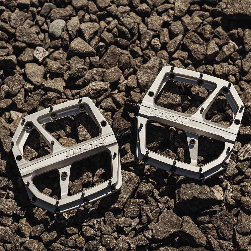 Look Trail Roc Plus flat pedals with forged aluminum platform and adjustable pins, designed for durable mountain biking components.