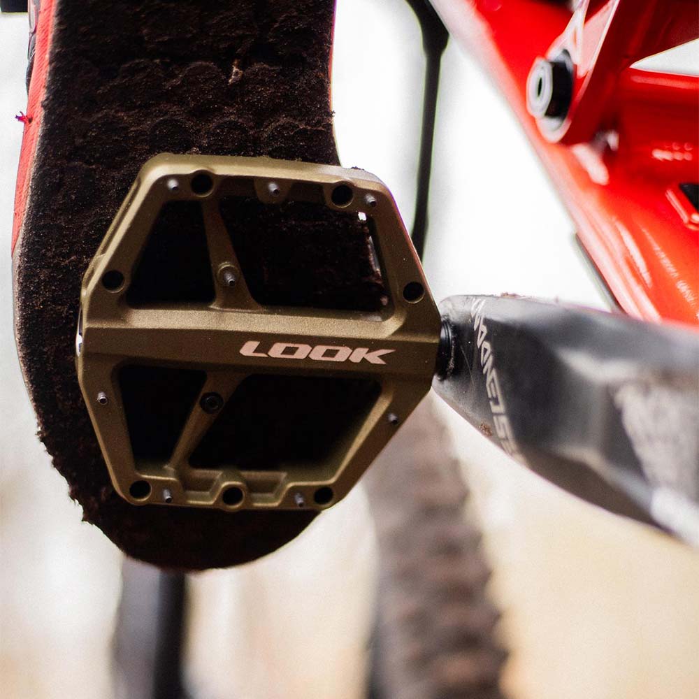 Look Trail Roc flat mountain biking pedals with traction pins, durable component for off-road cycling.