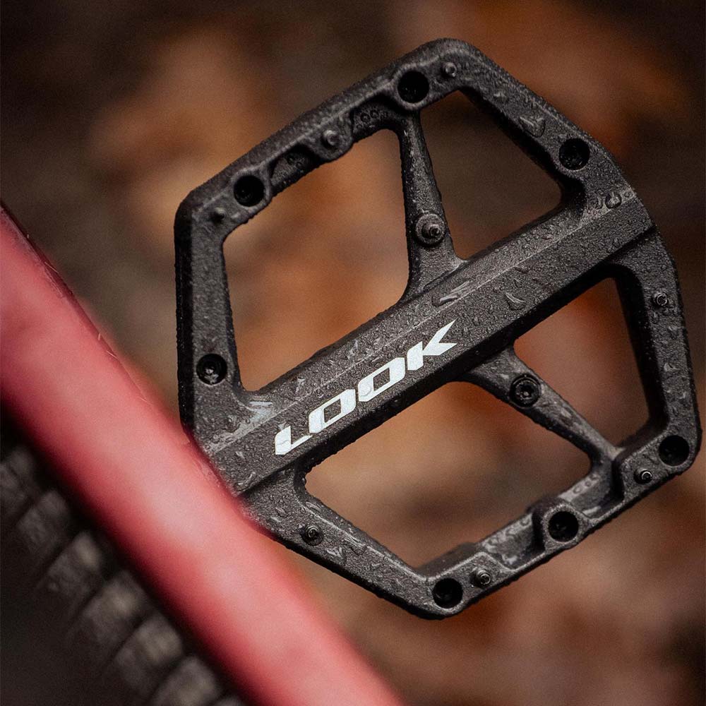 Look Trail Roc flat mountain biking pedals with traction pins, durable components for improved grip and performance.
