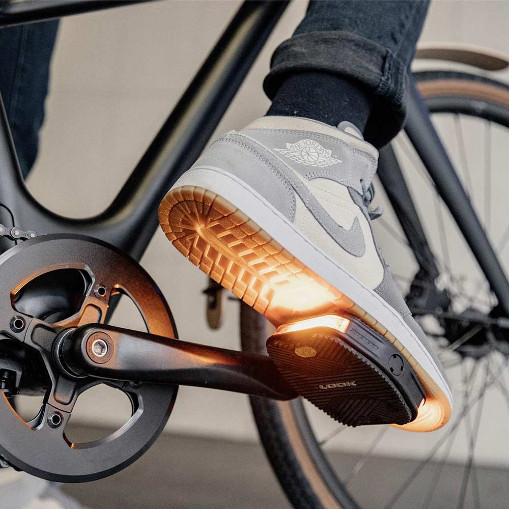 LOOK Geo City Vision Grip hybrid pedals with Vibram Activ Grip and integrated LED lights for cycling.