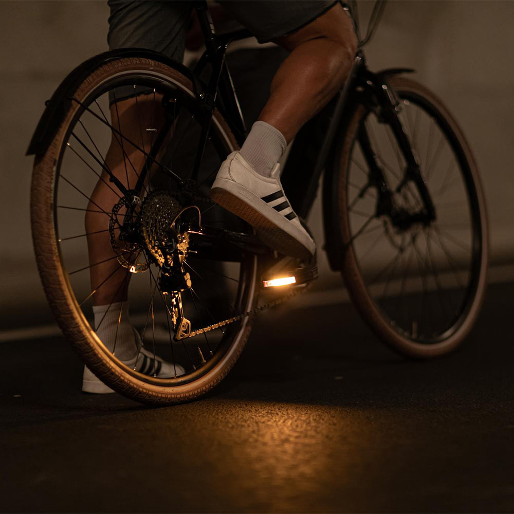Look Geo City Vision Grip hybrid pedals with Vibram Activ Grip and integrated LED lights, showcasing their durable design and pedal surface.
