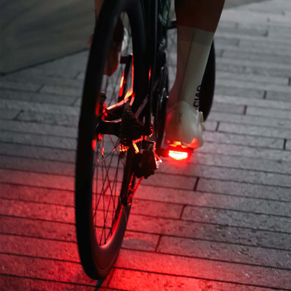 Look Keo 2 Max Vision Black cycling pedals with integrated safety lights and USB-C rechargeable system, close-up view