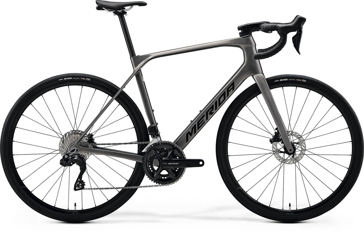 Merida Scultura Endurance 6000 MY26 road bike with Shimano 105 Di2 electronic shifting and hydraulic disc brakes, front and side view.