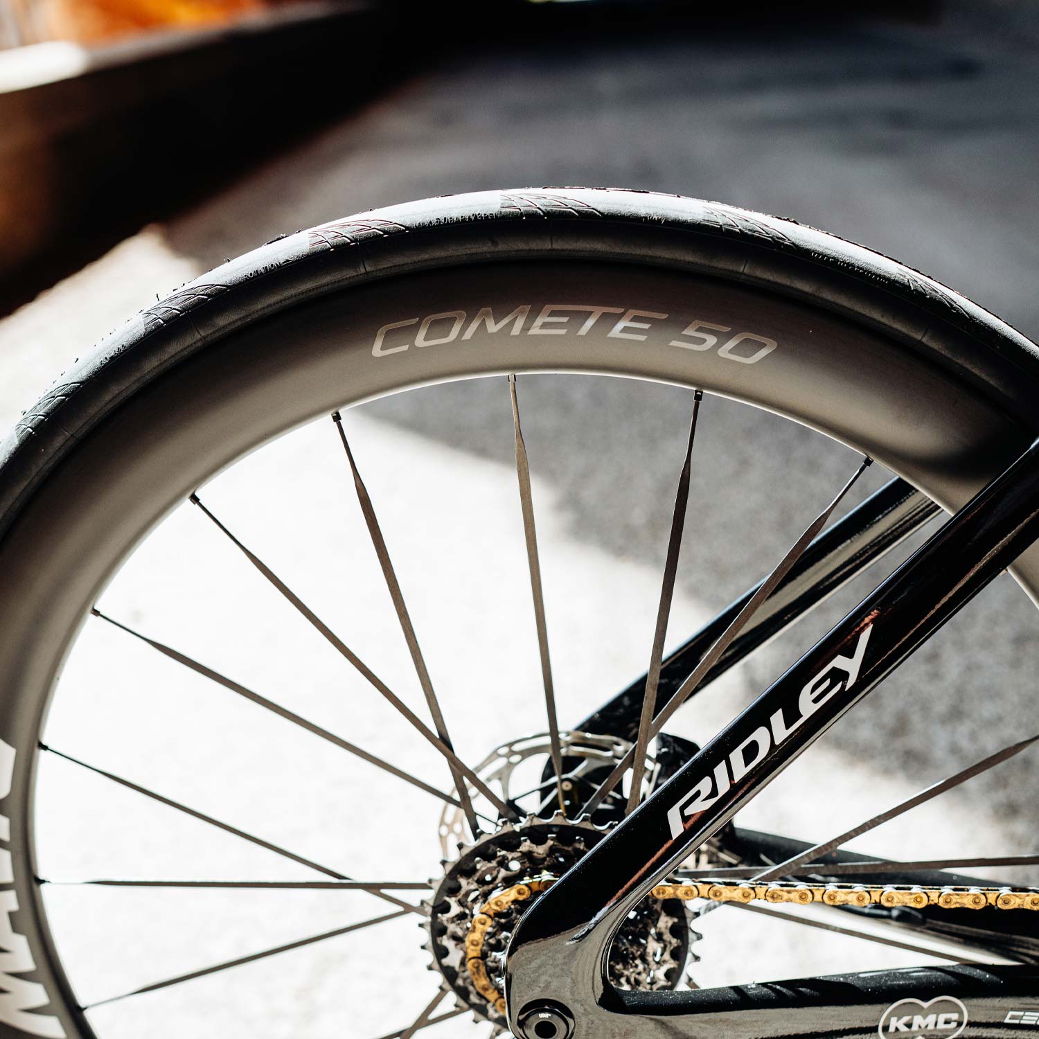 Mavic Comete 50 ceramic bearing carbon disc wheelset for road bikes with aerodynamic design and lightweight construction.