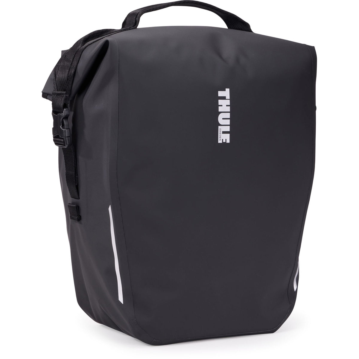 Thule Shield 22L waterproof bike pannier with InLock system and laptop compartment, outdoor cycling accessories.