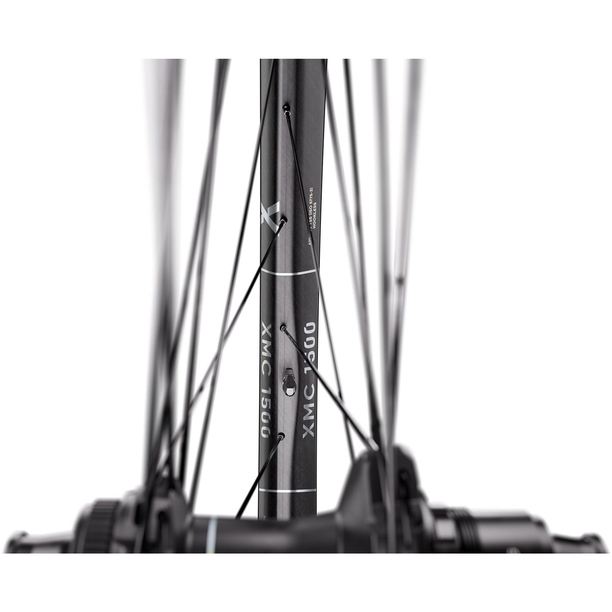 DT Swiss XMC 1500 SPLINE Carbon MTB wheel front view with 30mm rim, BOOST axle, 29-inch size, showcasing lightweight bike components